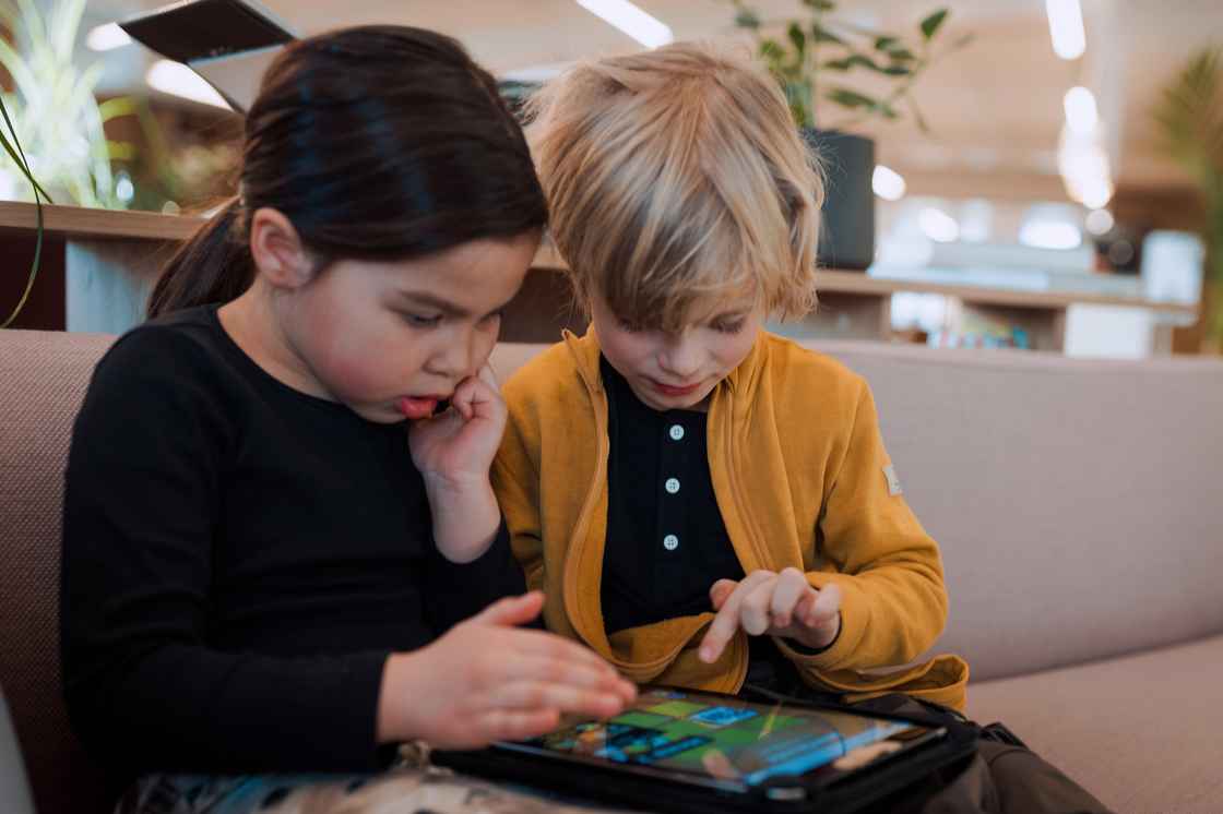 To barn bruker en iPad. Foto: Oda Hveem