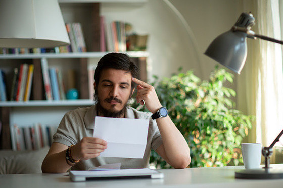 Mann som leser brev. Foto: Getty Images