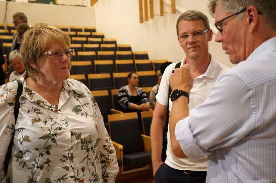 Trine Skei Grande i samtale med rektor Svein Stølen (t.h.) og Erik Bolstad, sjefredaktør i Store norske leksikon. Foto: Sveinung Engeland, Khrono