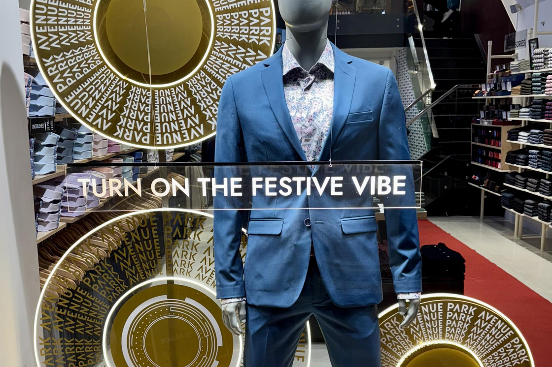 Butikkvindu med engelsk slagord | Foto: John Erik Bøe Lindgren